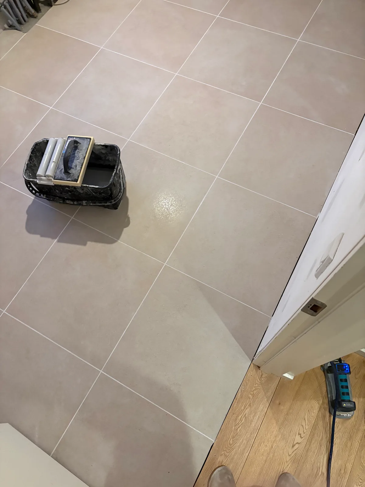 Store beige gulvfliser i entré