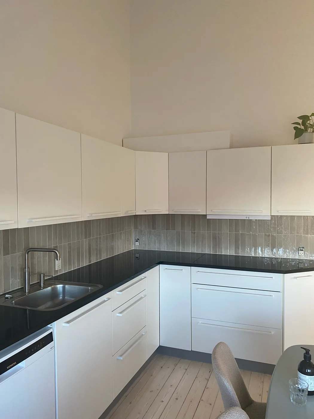 Flisebelagt backsplash i køkken