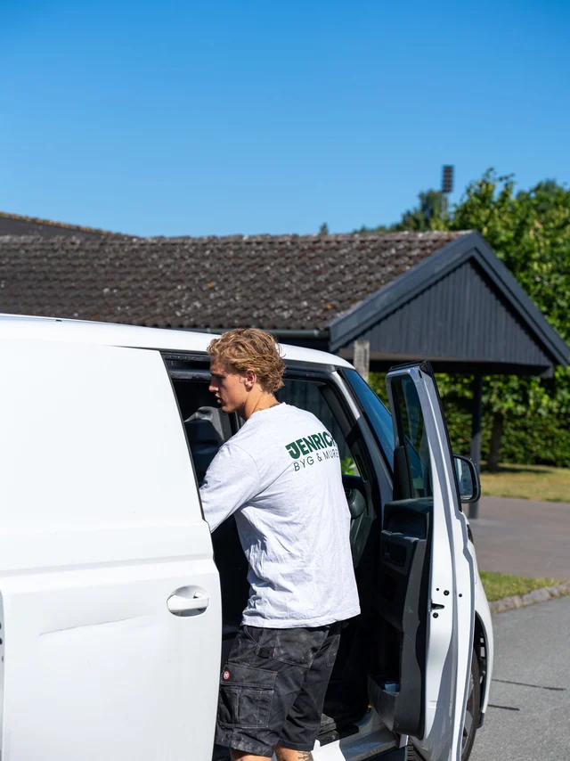 Murer fra Jenrich Byg & Murer ankommer til en adresse